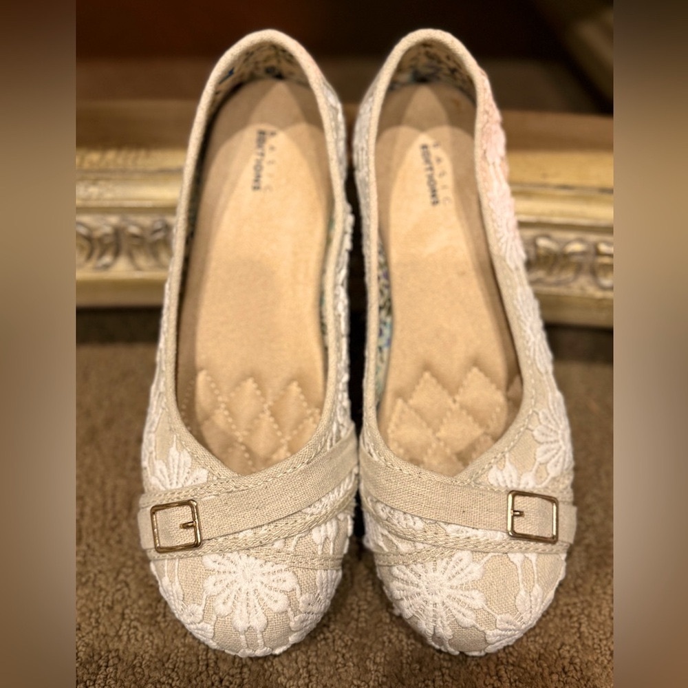 BASIC EDITIONS,Edie2-White,Womens Size 6.5M,Floral White Lace & Tan Canvas Flats
